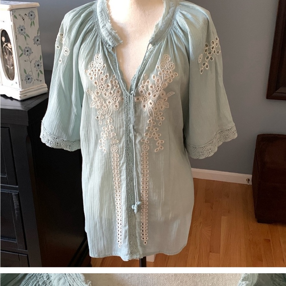 🌺CHELSEA & THEODORE EYELET BLOUSE🌺